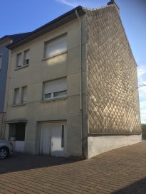 L'agence Gamma Immobilier vous propose cette grande maison sur 7,5 ares de terrain. Elle se compose d'un hall d'entrée, une cuisine équipée, un salon, une salle de bains, un Wc séparé, 4 chambres, une cave, buanderie, grenier, un garage et un grand jardin. 
Libre des trois côtés.
A rénover.
Secteur très calme.

Réf.agence: FA078