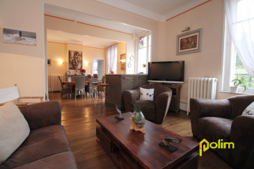Bien rare à découvrir au centre ville de PAM !.  Maison de maître de 317,78m2 sur un magnifique parc arboré de 2797m2, idéalement située en centre-ville. Elle se compose de deux appartements F4 de 113 et 117m2, lumineux et fonctionnels, ainsi qu'un appartement F2 de 49m2 à rénover selon vos envies.
 Prestations complémentaires : Piscine creusée, deux garages, cave et grenier.
 Un bien aux multiples possibilités d'aménagement, parfait pour un projet familial ou investissement.
 A visiter sans tarder !

 Les informations sur les risques auxquels ce bien est exposé sont disponibles sur le site Géorisques : www.georisques.gouv.fr