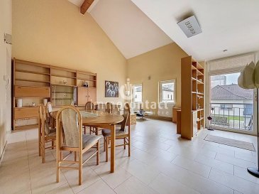 L’agence Immo-Contact vous propose à la vente un superbe appartement en duplex situé à Kleinbettingen, dans la commune recherchée de Steinfort.

Construit en 2004, cet appartement se situe au 1er étage d’une copropriété soignée et bien entretenue de seulement 6 appartements. 
Il offre une surface habitable d’environ 130 m² et séduit immédiatement par ses volumes généreux, sa luminosité et la qualité de ses aménagements.

Situé à Kleinbettingen, l’appartement bénéficie d’un emplacement particulièrement apprécié. L’école maternelle ainsi que la gare sont accessibles à pied en environ 6 minutes, un arrêt de bus se trouve à deux pas et les différents commerces sont accessibles en 5 minutes en voiture.

L’appartement se compose comme suit :

Au premier niveau :
– Hall d’entrée
– Séjour / salle à manger spacieux et très lumineux avec une hauteur sous plafond de plus de 4 mètres
– Cuisine équipée semi-ouverte avec accès direct à la terrasse de 22 m²
– Chambre parentale avec espace nuit et salle de bains comprenant douche, toilettes et fenêtre, avec accès à la terrasse
– Toilettes séparées

À l’étage :
– Mezzanine pouvant servir de bureau ou d’espace détente
– Belle chambre à coucher d’environ 17 m²
– Bureau ou chambre d’enfant
– Salle de bains avec baignoire, toilettes, espace buanderie et fenêtre

Les annexes et équipements complètent ce bien :

– Emplacement de parking intérieur
– Cave privative
– Grenier isolé et partiellement aménagé, idéal pour le stockage

Aucuns travaux n’est à prévoir au sein de la copropriété.

Cet appartement offre un cadre de vie confortable et lumineux, avec de beaux volumes, dans un environnement calme tout en restant proche de toutes les commodités.

Pour toute information complémentaire ou pour organiser une visite en semaine ou le week-end, contactez-moi au +352 621 75 86 43.
Estimation gratuite de votre bien sous 48 heures au +352 26 311 992 ou par email à info@immocontact.lu.

 ---------- 
Immo-Contact agency offers for sale a beautiful duplex apartment located in Kleinbettingen, in the sought-after municipality of Steinfort.

Built in 2004, this apartment is located on the first floor of a well-maintained and carefully managed residence comprising only six units. It offers approximately 130 sqm of living space and immediately impresses with its generous volumes, natural light and quality finishes.

Situated in Kleinbettingen, the apartment enjoys a particularly attractive location. The kindergarten and the train station are within approximately six minutes’ walking distance, a bus stop is just a few steps away, and various shops and amenities can be reached in about five minutes by car.

The apartment is laid out as follows:

On the first level:
– Entrance hall
– Spacious and very bright living and dining area with a ceiling height of over 4 metres
– Fully equipped semi-open kitchen with direct access to a 22 sqm terrace
– Master bedroom with sleeping area and en-suite bathroom including shower, toilet and window, access to terrace
– Separate toilet

On the upper level:
– Mezzanine that can be used as an office or relaxation area
– Attractive bedroom of approximately 17 sqm
– Office or children’s bedroom
– Bathroom with bath, toilet, laundry area and window

The property is completed by the following annexes and features:
– Indoor parking space
– Private cellar
– Insulated and partially fitted attic, ideal for storage

No renovation work is required within the condominium.

This apartment offers a comfortable and bright living environment with beautiful volumes, set in a quiet area while remaining close to all amenities.

For further information or to arrange a viewing during the week or at the weekend, please contact me on +352 621 75 86 43.
Free property valuation within 48 hours on +352 26 311 992 or by email at info@immocontact.lu.