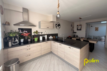 A découvrir sans tarder.  Charmante maison mitoyenne située dans un quartier calme et recherché. Vous serez séduit par un intérieur chaleureux et lumineux, offrant de beaux volumes et une atmosphère conviviale. Vous disposerez de deux chambres et d'un bureau, parfait pour accueillir une petite famille. A l'extérieur, profitez d'un jardin d'environ 200m2, un véritable atout pour les beaux jours, complété par une terrasse idéale pour vos repas en plein air. Une maison fonctionnelle et accueillante.
 Les informations sur les risques auxquels ce bien est exposé sont disponibles sur le site Géorisques : www.georisques.gouv.fr