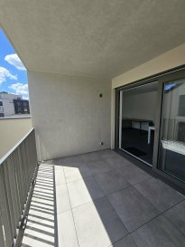 NOUVELLE CONSTRUCTION!!!! 

Magnifique appartement neuf de 96 m2. 
Découvrez ce beau appartement entièrement neuf, jamais habité, idéalement situé à quelques minutes à pied de la gare, offrant un cadre de vie pratique et moderne. 
Ce bien lumineux se compose d'un séjour spacieux avec cuisine ouverte entièrement équipée, trois chambres confortables, ainsi que d'une salle de bain contemporaine aux finitions soignées. 
Chaque espace a été conçu pour allier confort, fonctionnalité et élégance. 
Grâce à sa localisation privilégiée, vous bénéficiez d'un accès immédiat aux transports, commerces, restaurants et toutes les commodités du quotidien. * Appartement neuf, première occupation 
* 3 chambres à coucher 
* Excellente situation géographique 
* Prestations modernes et de qualité 
* Lumineux et bien agencé 
* Passport énergétique AA 
* Ventilation à double flux 
* Ascenseur 
* Balcon donnant sur cour intérieur 
* À deux pas de la gare 
* Emplacement intérieur de 16,45 m2 
* Cave de 3,6 m2 

Pour tout renseignement complémentaire ou information veuillez nous contacter par email info@immonordstrooss.lu ou par Tél: 691 850 805. 

Proposition de crédit/financement à taux compétitif auprès des banques Luxembourgeoise incluse dans nos services gratuits.