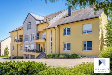 Situé à Imbringen, au rez-de-chaussée d'un immeuble construit en 2004, cet appartement présente une surface habitable de ± 91 m². Il offre une vue dégagée avec terrasse ± 25m² et jardin ±75 m² et se compose comme suit :

Un hall d'entrée ± 7 m² dessert un grand séjour avec cuisine ouverte ± 40 m², aménagée et équipée AEG, deux chambres de ± 14 et 18 m², une salle de bain ± 6 m² (baignoire, double lavabo et wc) et un wc séparé ± 1 m². Une terrasse suivie d'un jardin sans vis-à-vis sont accessibles depuis le séjour (baies vitrées).

Au sous-sol, une buanderie commune, une cave ± 4 m² et un emplacement de garage ± 15 m² complètent le bien. Il y a également 1 emplacement extérieur.

Détails complémentaires :

- Disponibilité : 15 janvier 2026;
- Appartement en très bon état, bien entretenu ;
- Non-fumeurs ;
- Animaux domestiques à convenir ;
- Quartier résidentiel calme ;

Localisation idéale, proche de toutes les commodités : bus n. 221 de Junglinster via le centre-ville au Kirchberg-BEI, à 5 minutes de Lorentzweileret de l'accès à la 