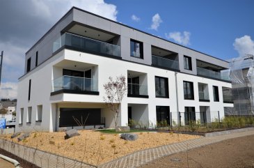 Idéalement située au cœur d’Hesperange, avec vue sur le parc et sans vis-à-vis, cet appartement moderne avec finitions de qualité occupe le rez-de-chaussée d’un immeuble récent (Avril 2021) avec ascenseur («Résidence Giulia»). D’une surface de ± 63 m² pour une surface habitable de ± 51 m², il se compose comme suit:

La porte d’entrée s’ouvre sur un hall d’entrée ± 4 m² incluant un wc séparé ± 2 m² desservant à sa gauche, la partie nuit composé d’une chambre ± 14 m² avec salle de bain carrelé ± 4 m² incluant une confortable baignoire ainsi qu’un lavabo et un sèche-serviettes en suite.

L’autre côté du hall dessert un lumineux séjour ± 24 m² avec cuisine ouverte en 