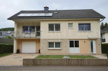 Idéalement située à proximité du Centre Hospitalier du Nord, des lycées, écoles, commerces, bus, gare et toutes commodités, cette propriété offre beaucoup d'espace à l'intérieur comme à l'extérieur.

Rez-de-chaussée : entrée, hall, bureau/chambre de 15 m², toilettes, garage pour 2 voitures avec parking à l'avant, cave à provisions, buanderie, chaufferie récente avec chauffage gaz à condensation et solaire thermique, jardin, terrasse, abri de jardin.

1er étage : hall, salon et salle à manger, cuisine équipée, véranda avec vue sur le jardin, 3 chambres, salle de douche et WC, toilettes séparées.

2ème étage : chambre/bureau, grenier semi-aménagé pouvant être transformé en chambres additionnelles avec salle d'eau, salle de loisirs ou autres. 

 ---------- 
Ideal gelegen in der Nähe des Centre Hospitalier du Nord, von Gymnasien, Schulen, Geschäften, Bussen, Bahnhof und allen Annehmlichkeiten, bietet diese Immobilie viel Platz innen und außen.

Erdgeschoss: Eingangsbereich, Flur, Büro/Schlafzimmer von 15 m², Toilette, Garage für 2 Autos mit Parkplatz davor, Vorratskeller, Waschküche,  Heizungsraum mit rezenter Gaskondensationsheizung und thermischer Solaranlage, Garten, Terrasse, Gartenhaus.

1. Stock: Flur, Wohn- und Esszimmer, Einbauküche, Veranda mit Blick auf den Garten, 3 Schlafzimmer, Duschraum und WC, separates WC.

2. Stock: Schlafzimmer/Büro, halb ausgebauter Dachboden, der zu zusätzlichen Zimmern mit Duschbad, Hobbyraum oder Ähnlichem umgebaut werden kann. 

 ---------- 
Ideally located near the Centre Hospitalier du Nord, high schools, schools, shops, buses, train station and all amenities, this property offers plenty of space inside and out.

First floor: entrance, hall, 15 m² office/bedroom, toilet, 2-car garage with parking to front, storeroom, laundry room, recent boiler room with gas condensation heating and solar heating, garden, terrace, garden shed.

1st floor: hall, living and dining room, fitted kitchen, veranda overlooking the garden, 3 bedrooms, shower room and WC, separate toilet.

2nd floor: bedroom/study, semi-furnished attic that could be converted into additional bedrooms with shower room, hobby room or other.
