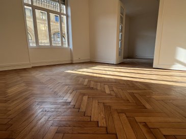 F3 METZ.  QUARTIER IMPERIAL - RUE HENRY MARET - 1er ETAGE ASCENSSEUR - TRES BEAU PARQUET - BELLE HAUTEUR SOUS PLAFOND - Grand F3 de 90m2, avec entrée, un grand salon, une grande salle à manger ou une chambre, une autre chambre, une salle de bains, wc, cuisine accés petit balcon, buanderie. Cave, chauffage gaz.
 PRIX : 289 000 EUR
 AGENCE VENNER IMMOBILIER
 ACHAT // VENTE // LOCATION // GESTION
  