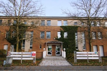 «CLOCHE D\'OR  »  BUREAUX 
 à louer dans le nouveau quartier de la Cloche d\'Or

A proximité immédiate des sièges de PWC , BDO , DELOITTE et ALTER DOMUS 
voisin de «l\' EUROFORUM » du bâtiment de la  COMMISSION EUROPEENNE
de la Banque DEGROOF et du CENTRE DROSBACH à louer dans un immeuble 
avec seulement trois adresses : 
 
 Surface de bureaux modulés de 250 m² avec parkings extérieurs (150 € / unité)
 
Le loyer mensuel  s\'élève à 5.800 € HTVA  

Les avances pour charges communes sont 380 euros (chauffage, eau, électricité, poubelles etc)   Tous les bureaux sont câblés (catégorie à vérifier sur place).
 
L\'espace-bureaux sur 2 niveaux se compose comme suit: 
Niveau 1
=======
6 bureaux séparés (entre 16,50 m² - 19.50 m²)
1 Réception (16,50 m²)
1 Hall  (24.70 m²)
1 WC séparé 
1 Vestiaire 
Niveau 2
======
1 bureau séparé  (20,40 m²)
1 grande salle de réunion ou bureau (31,60 m²)
1 salle pour archives (19,50 m²)
1 WC séparé
 

 

Ref agence :1723093