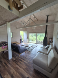 LENNINGEN - Lieudit « An  den groussen Deelen

Chalet autonome de 37m2 (30 m2 au rez-de-chaussée + 7m2 en mezzanine) à vendre sur 9.9 ares de terrain labourable dans un endroit calme, hors du monde, à l'extérieur du village de Lenningen. Ses grandes baies vitrées offrent une belle vue sur un grand jardin et la forêt.

Il est composé de salon lumineux avec grande fenêtre et belle hauteur sous plafond, cheminée au bois, cuisine équipée, mezzanine.

Le chalet est meublé (canapé, table basse, tapis) et comprend une cuisine équipée d'une cuisinière et de l'eau courante (alimentée par une cuve d'eau de pluie filtrée). L'électricité et l'éclairage sont fournis par des panneaux solaires (12 m²). Toilette avec lavabo également connecté à la cuve d'eau de pluie.

Extérieur : jardin avec grande table, panneaux solaires, deux grandes cuves de récupération d'eau de pluie, ainsi qu'un abri contenant le matériel de jardinage et une réserve de bois de chauffage. Places de stationnement.

Il n'est pas possible d'avoir une domiciliation en résidence principale. Idéale comme maison de vacance

Prix: 295.000€