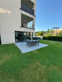 <br /><br />++Appartement avec JARDIN PRIVATIF de +/-106 m2++<br><br>IDEAL POUR DES PERSONNES<br>AVEC MOBILITES REDUITE<br><br>Immo Nordstrooss vous présente cet appartement d\'exception en vente a Warken dans une rue privilégiée au rez-de-chaussée construit en 2016.<br><br>Cet appartement est fait pour vous !<br>L\'appartement de +/- 68,55m2 dispose d\'une grande terrasse avec jardin privatif de +/-106,26 m2!!!!!!<br><br>L\'appartement est aménagé avec des matériaux et des équipements de qualité soigneusement sélectionnés.<br><br>L\'appartement est divisé comme suit :<br><br>- Entrée<br>- Cuisine ouverte, hautement équipée avec accès terrasse/jardin clôturé<br>- Salon/salle à manger<br>- WC séparé<br>- 1 chambre à coucher<br>- Salle de douche<br>- Buanderie<br>- Deux emplacements de parking à l\'intérieur<br>- Cave privative<br><br>Equipements de qualité:<br>- armoires encastrées<br>- revêtements du sol<br>- cuisine<br>- salle de bains<br>- fenêtres triple vitrage<br>-PVC<br>-chauffage gaz, VMC, classe énergétique BB.<br><br>Pour plus de renseignements ou une visite (visites également possibles le samedi sur rdv), veuillez contacter le 691 850 805.<br><br>Proposition de crédit/financement à taux compétitif d\'une banque luxembourgeoise incluse dans nos services gratuit.