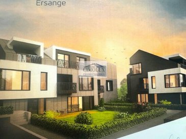 À vendre ? Appartement récent à Ersange (Commune de Bous - Waldbredimus)

Cimolux vous propose en exclusivité ce superbe appartement de ±78 m², idéalement situé à Ersange, à proximité de Sandweiler, Kirchberg, des centres commerciaux et du Parlement Européen.

Résidence récente (fin 2023), l'appartement séduit par sa luminosité, ses finitions soignées et son agencement optimal :

Hall d'entrée accueillant

Grand salon et salle à manger ouverte donnant accès à une agréable terrasse de ±8 m²

Cuisine équipée

WC séparé

1 chambre spacieuse avec salle de bain privative (douche)

De nombreux meubles et placards réalisés sur mesure

Appartement très lumineux et plein de charme

En plus, vous bénéficiez de :

2 emplacements de parking intérieur côte à côte

1 cave privative

1 buanderie commune

Disponibilité : à convenir.

Visites possibles le samedi sur rendez-vous.

Pour plus d'informations ou pour organiser une visite, n'hésitez pas à nous contacter !

Pour plus d'informations contactez l'agence on parle français, allemand, luxembourgeois, anglais, portugais et italien.

Pour l'obtention de votre crédit, nos contacts avec nos partenaires financiers vous permettront d'avoir les meilleures conditions.