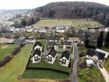 Maison NEUVE en future construction située dans un NOUVEAU quartier EXCLUSIVEMENT résidentiel, avec une surface totale de +/- 244 m2 dont +/- 187 m2 habitables sur +/- 2.55 ares de terrain privatif, comprenant :

Au rez-de-chaussée :
- Hall d'accueil.
- WC séparé.
- Grand salon et salle à manger avec accès de plain-pied à la terrasse de +/- 20 m2 et au jardin (+ abris de jardin de +/- 5 m2 à l'extérieur).
- Cuisine non équipée ouverte ou fermée sur salle à manger.
- Arrière cuisine / débarras.
- Local technique.
- Garage pour 2 voitures en bande + 1 emplacement de parking extérieur.

Au 1er étage :
- Hall d'étage.
- 1 suite parentale avec dressing et salle de bains privative.
- 3 chambres à coucher.
- Salle de bains principale.
- Buanderie.

Au 2ème étage :
- Pièce polyvalente pouvant servir de 4eme et/ou 5eme chambre, bureau, salle de jeux, fitness.
- Grenier mansardé de +/- 16 m2 au sol.

Classe énergétique A/A : Chaudière pompe à chaleur avec chauffage par le sol / Triple vitrage et volets électriques / VMC double flux / revêtements des sols et muraux inclus et au choix des clients / et salles de bains complètes avec meuble lavabo au choix inclus.

Les plans restent modifiables selon vos besoins et les nécessités techniques à respecter. Frais d'acte notarié applicables sur le montant de la quote-part de terrain. Application directe du taux de TVA à 3 %.

Le prix annoncé s'entend TTC 3 %.