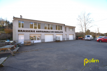 Ensemble Immobilier Professionnel et habitation..  Ensemble Immobilier comprenant au RDC : Local commercial de 41m2, 3 garages, 108m2 de zone de stokage, une chaufferie, un bureau, une réserve. A l'étage : une salle de réception de 150m2, 1 appartement F1 de 76m2, 2 bureaux. Parking sécurisé de 220m2 sur le devant du bâtiment et terrain de plus de 25 ares sur l'arrière. Toiture récente avec panneaux solaires en autoconsommation et isolation par l'extérieure faite. A visiter sans hésiter !!!
Les informations sur les risques auxquels ce bien est exposé sont disponibles sur le site Géorisques : www.georisques.gouv.fr