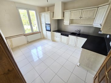 Marspich,
Au cœur du village,
Proche de toutes commodités (commerces, écoles) et des grands axes routiers,

Lumineuse maison individuelle de construction traditionnelle de 130m² habitables sur 7a05ca offrant :

En Rdc :

Hall d'entrée 6m², wc séparée avec lave main, cuisine dinatoire toute équipée de 14m², salon séjour 30m² , une suite parentale comprenant une partie chambre et dressing pour 20m² et sa salle de bains/wc offrant tout confort  de 7m²

Au 1er :

Un dégagement avec placard, 2 chambres sur parquet massif de respectivement 17 et 15m² , salle de d'eau/wc de 8.5m² offrant tout confort(douche, meuble vasque, wc et sèche serviette), une buanderie indépendante de 3m².

Au 2nd :

Un comble aménageable sur dalle béton avec accès existant de 60m²

Au sous-sol :

4 caves de 60m², un grand garage pour une voiture de 20m²(porte sectionnelle motorisée)

A l'extérieur :

Une terrasse de 30m²
Jardin clos et arboré d'arbres fruitiers orienté sud ouest

Technique: chauffage central au gaz , dv pvc avec volet roulant en partie motorisée), système électrique aux normes.


Mr Lieber: 06-07-84-45-51