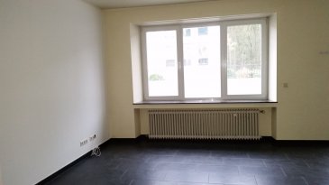 Situé côte d\'Eich au RDC à 2 pas de la Place d\'Argent, du Boulevard Royal et du Kirchberg, A LOUER BUREAU INDIVIDUEL RENOVE de 16 m² avec une salle de douche + WC + Kitchenette en commun.<br><br> Belle accessibilité et visibilité du fait de sa position Côte d\'Eich.<br><br> Garage à louer en supplément!<br><br> Le WIFI et le ménage des parties communes sont inclus.<br><br> +Loyer charges inclues forfaitaires : 700 EUR<br> + Caution : 1400 EUR<br> + Disponibilité: immédiate<br> + Frais d\'agence: 819 EUR TTC<br><br> Idéal pour toute activité tertiaire de bureau ou société de services.<br><br> Facilité de se garer dans le quartier (3 parking publics).<br><br> A VISITER SANS HESITER ! <br><br> A 5 minutes du :<br> - Centre-ville,<br> - Kirchberg,<br> - Boulevard Royal,<br>- Arrêts de Bus et accès autoroutiers A3, A1, A6.<br><br> A proximité à pied Place d\'Argent :<br>- Restaurant, épicerie, supermarchés,<br> - Stations essences,<br>- Médecin,et Clinique d\'Eich,<br>- Parc, Club de fitness, parcours de Jogging...<br><br>Photos non contractuelles.