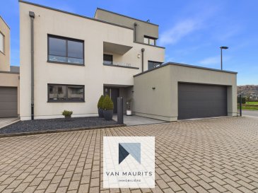 Située à Bereldange (25, rue des Roses), dans une zone résidentielle très calme, cette agréable maison de l'année 2018 se situe sur un terrain de 3a 69ca. Elle dispose d'un passeport énergétique A-A et possède une surface habitable de ± 202 m² pour une surface totale de ± 250 m². Voici sa composition :

Au rez-de-chaussée, une entrée de ± 16 m² (avec armoires sur mesure) vous conduit vers un salon de ± 40 m² communiquant avec une terrasse de ± 35 m², orientée ouest avec une vue sur le jardin. Vous y découvrirez également une cuisine indépendante de ± 15 m² ainsi qu'une buanderie/chaufferie de ± 15 m² (avec une sortie au jardin), un wc séparé et un double garage de ± 35 m² (côte-à-côte).

Au 1er étage, un palier de ± 13 m² dessert trois chambres de ± 15 (avec un balcon), 20 et 24 m² et deux salles de bains, chacune de ± 10 m² (baignoire, douche, lavabo, wc).

Au dernier étage, se trouvent deux espaces supplémentaires bureau/hobby de ± 11 m² et une chambre de ± 16 m² laquelle communique avec une belle terrasse de ± 36 m² (orientée au sud) avec une salle de douche de ± 6 m² (douche, lavabo et wc).

Détails complémentaires :

- Situation exceptionnelle au calme, entre la nature omniprésente et le centre de la ville ;
- Commerces (Cactus de Bereldange, Lidl, Aldi), pharmacie, médecins, poste, restaurants du centre de Walferdange accessibles à pied ;
- Construction 2018 avec le CPE A-A ;
- Pompe à chaleur, chauffage au sol, panneaux solaires et photovoltaïques avec batteries ;
- Réserve eaux pluviales ;
- Fenêtres triple vitrage, châssis bois/aluminium, volets électriques ;
- Abri de jardin de 12m2 ;
- Libre de 3 côtés ;
- Etat impeccable.

Agent responsable : Katia Gravière au 661 33 29 82 ou katia@vanmaurits.lu