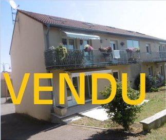 Appartement Entrange 4 pièce(s) 75.88 m2. Appartement comprenant une grande pièce à vivre ouverte sur terrasse, une cuisine indépendante, 2 chambres, une salle de bains, un WC individuel. Le bien est complété par une cave et un garage avec accès direct à l\'appartement.<br/><br/> dont 4.50 % honoraires TTC à la charge de l\'acquéreur.<br/>Copropriété de 4 lots (Procédure en cours).<br/>Charges annuelles : 720.00 euros.