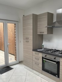 -237 rue Delespaul- Roubaix
Maison de ville+ cour rénovée, agréable offrant un beau séjour - une cuisine équipée ouverte sur cour et atelier - salle de bain ( baignoire) et espace machine -wc séparé -à l'étage 1 grande chambre et 2 chambres enfant ou bureau
Métro centre ville à 10 minutes , station bus devant la maison , proches axes routiers , commerces de quartiers .
Chauffage gaz -
Loyer 750 euros +5 euros charges( prov ordures ménagères ) soit 755 euros
Honoraire locataire :897 euros