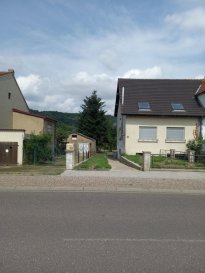 Très belle maison lumineuse, idéale pour une grande famille, d'une surface de 134,43 m2 comprenant  une  entrée,  une cuisine équipée donnant sur une grande terrasse avec vue sur le jardin , une pièce pouvant servir de chambre, un séjour de 40m² avec un poêle à bois pour la convivialité ayant la capacité de chauffer le RDC, une salle de bains avec douche et baignoire
. 4 chambres dont une de 25m² au sol, les combles peuvent être aménagés, la toiture est en excellent état, le double vitrage est PVC blanc,.
Au sous-sol un grand garage pouvant abrité 3/4 voitures ,une buanderie avec douche et WC, le chauffage est au gaz, double vitrage PVC blanc, le tout sur un grand terrain de 25 ares environ avec des arbres fruitiers. Plus de renseignements et photos sur demande