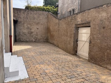 Sierck les bains au centre ville, Beau F2 rénové de 67 m2 avec terrasse de 60 m2, offre :  
Une cuisine semi équipée ouverte sur séjour de 25 m2 accés terrasse, une chambre avec placards coulissants, un cagibi, une salle de douche vasque, un wc séparé.  
A voir, aux 3 Frontières.