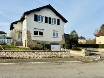 Le Bureau Immobilier Loewen-Kill présente à la location cette maison rénovée située en plein centre de Mamer, se composant comme suit :

Rez-de-chaussée :
.Hall d'entrée avec vestiaire
.Salle à manger d'une surface d'environ 31,00m2
.Cuisine équipée et aménagée neuve d'une surface d'environ 12,80m2
.Salle de bains d'une surface d'environ 4,20m2 avec WC
.Salon d'une surface d'environ 16,00m2

Au premier étage, un palier avec des armoires intégrées dessert :
.Première chambre d'une surface d'environ 15,10m2
.Deuxième chambre d'une surface d'environ 15,00m2
.Troisième chambre d'une surface d'environ 11,60m2
.Salle de douche d'une surface d'environ 6,90.

La maison est complétée par :
.Jardin entretenu par un jardinier (frais inclus dans les charges)
.Salle de douche au sous-sol
.Garage avec emplacement devant
.Espaces caves
.Espace buanderie

La maison vient de sortir de travaux de rénovations, ont notamment été fait les travaux suivants :
.Peinture
.Nouvelle cuisine
.Nouvelles fenêtres isolées contre le bruit
.Nouvelle toiture isolée
.Nouvelle chaudière
.etc

Idéalement implantée au 14, rue du Marché L-8252 Mamer, cette adresse conjugue avec élégance tranquillité résidentielle et commodités quotidiennes haut de gamme. Les familles apprécieront tout particulièrement la proximité immédiate du campus moderne du Kinneksbond École Fondamentale, ainsi que l'accès simplifié à l'excellente École Européenne Luxembourg II ? un pôle d'enseignement international réputé. Les connexions de bus bien établies permettent un déplacement fluide vers ces établissements et vers le centre-ville, assurant un équilibre rare entre qualité de vie, efficacité logistique et rayonnement éducatif.

Nous sommes à votre disposition pour tout renseignement complémentaire et un rendez-vous de visite :
contact@loki.lu
+352 691 93 22 02

Les honoraires de négociation s'élèvent à un mois de loyer augmenté de la TVA en vigueur et sont partagés équitablement entre le propriétaire et le locataire.