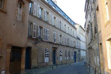 A quelques minutes de la fac du Saulcy.

Studio de 17m² se composant d'une pièce principale avec coin cuisine, d'une salle de bain (baignoire) et de WC.

Chauffage individuel électrique.

Disponible