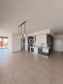 mmo-Contact vous présente ce magnifique appartement de +/− 67 m² situé au 7ème étage d’une résidence contemporaine construite en 2011, en plein cœur du quartier emblématique de Belval.

Situé avenue du Rock’n’Roll, cet appartement bénéficie d’un emplacement exceptionnel, au sein du quartier le plus dynamique et visionnaire du Luxembourg.
Belval, c’est bien plus qu’un lieu de vie : c’est un pôle urbain animé où se croisent innovation, culture, loisirs et qualité de vie.

Vous êtes à deux pas de la Rockhal, salle de concert incontournable qui accueille des artistes de renommée internationale et des événements toute l’année. Entre ses festivals, marchés thématiques, expositions ou animations en plein air, le quartier vibre au rythme d’une programmation culturelle riche et variée.

Le quotidien, lui aussi, se vit dans un confort absolu : centre commercial, cinéma, restaurants, crèches, université, centre médical, transports en commun, espaces verts… tout est accessible à pied. Belval, c’est le futur du Luxembourg, déjà bien ancré dans le présent.

L’appartement séduit par son style moderne et son agencement optimisé. Il comprend une chambre confortable, une belle pièce de vie lumineuse avec cuisine ouverte et accès direct à une terrasse offrant une vue panoramique exceptionnelle sur le paysage urbain et verdoyant environnant.
La salle de bain, au design soigné et branché, apporte une touche d’élégance au quotidien.

L'appartement se compose comme suit :

- Hall d'entrée avec placards encastrés
- Cuisine équipée ouverte
- Salon avec espace à manger et accès terrasse couverte (Loggia) orientée plein Ouest.
- 1 chambre
- Salle de bain avec vasque, douche, WC et espace buanderie

Un parking privatif intérieur ainsi qu’une cave viennent compléter ce bien.

Une opportunité rare dans un secteur en pleine effervescence.

À savoir :
- Aucuns travaux à prévoir
- Disponibilité immédiate

Visites possibles en semaine et le samedi.

Pour toutes informations contactez-moi au +352 621 391 355.

Estimation de votre bien (sous 48h), contactez-nous au +352 26 311 992 ou sur info@immocontact.lu.