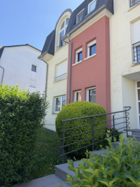 Wkimmo sarl vous présente un bel appartement sans travaux à prévoir situé à la rue de la montagne dans une petite résidence bien entretenue. L'appartement est disposé comme suit : hall d'entrée avec un espace de penderie, débarras, séjour bien lumineux avec sa cuisine équipée ouverte, spacieuse chambre à coucher et une salle de douche. Le bien est vendu avec 1 emplacement intérieur, 1 emplacement extérieur et une cave. Le bien est disponible de suite. Mme Jenai au 621216818 pour les visites.