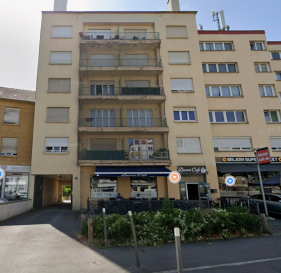 A SAISIR !  Appartement F3, sans travaux, exonéré de charges, avec Fonds de travaux de 10.000 €.
NOUS VENDONS, avenue de Thionville à METZ, Quartier PATROTTE, un appartement T3 d’une surface totale habitable de 78.39 m2. Il est situé au 3ème étage sur 5 niveaux, et comprend : 
- Un séjour de 20.19 m2, avec accès au balcon avant par une porte fenêtre, avec volet motorisé. 
- Une cuisine de 10.63 m2, avec accès au balcon arrière et vue sur le mont Saint Quentin. 
- Deux belles chambres de 20.19 et 13.61 m2.
- Une salle d’eau, récemment aménagée.
- Un WC séparé, 
- Un cellier. 
Avec aussi un local privatif de cave. 
Caractéristiques techniques :
Chauffage individuel au gaz de ville, chaudière de 2018
Huisseries récentes, en double vitrage sur châssis PVC OB.
Ascenseur. 
Situation administrative : 
*** Exonération totale de charges pendant 24 mois !
*** Fonds de travaux personnel approvisionné à hauteur de 10.000 €, qui sera cédé à l’acquéreur.
Situation géographique : 
*** Proximité accès A 31 en direction de NANCY ou le Luxembourg
*** Proximité de l’arrêt du Mettis et du centre-ville
*** Proximité immédiate de la gare du Nord, desservant le Luxembourg.
*** Deux parkings gratuits se trouvent à proximité de l’immeuble.
*** Le bien est immédiatement disponible.  Il peut intéresser un particulier et/ou un investisseur. 
CONTACT : 
Agence Abel au : 06 03 40 33 55 – Mail : agenceabel@gmail.com.
NB : Les frais d’agence sont à la charge du vendeur.