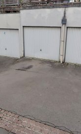 GARAGE FERMÉ ET PARKING À VENDRE À TETANGE  

HOUSE FOR YOU vous propose un garage box fermé et un parking extérieur privatif situé à Tetange.  

Prix de vente: 69.000€  

Garage box fermé et le parking privatif devant.  

Possibilité d'installation d'électricité.  

Les frais d'agence sont à charge des vendeurs.  

Nous restons disponibles pour toute information et visite.