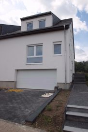 ****SOUS COMPROMIS****
Dans une rue calme surplombant le village à Gostingen à 15mn du Kirchberg, maison jumelée de 290m² en surface totale, construction 2017 posée sur un terrain de 5 ares 60.
De construction traditionnelle, elle propose les espaces suivants :
Au rez-de-chaussée : 
- grand garage pour 2 voitures de 35m²
- cave de 35.79m²
- débarras et espaces de rangement

Au rez-de-jardin :
- très beau hall d'entrée accueillant
- salon de 35.82m²
- cuisine et salle à manger de 29.19m²
- débarras
- WC visiteurs

Au premier étage :
- 3 belles chambres de 17.98m², 17.46m² et 26.57m²
- débarras de 3.52m²
- salle de douche de 9.36m² avec WC
- hall de nuit

Au dernier étage :
- une très grande chambre de 32.37m²
- une salle de douche de 4.10m² avec WC
A noter, l'accès direct à la terrasse et au jardin depuis la salle à manger et la cuisine. Les fenêtres triple-vitrage et les volets électriques.
Plus de renseignements et visites au 621.37.08.96 
Ref agence :4917495