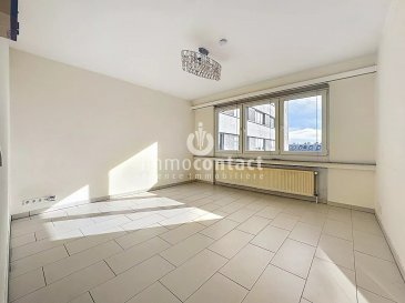 L’agence Immo-Contact vous propose ce très bel appartement de +/− 65m² avec 2 chambres, entièrement rénové en 2014, situé au 4e étage d’une résidence avec ascenseur, dans un quartier résidentiel particulièrement calme de Hesperange.

Hesperange est une commune très recherchée, offrant un cadre de vie paisible à seulement quelques minutes du centre-ville de Luxembourg. On y retrouve un environnement verdoyant, de beaux espaces de promenade, des écoles, des commerces et d’excellentes connexions vers la capitale.

L’appartement bénéficie d’une belle luminosité tout au long de la journée et d’une disposition harmonieuse, où chaque espace a été pensé pour allier confort et praticité. Depuis les chambres, vous profiterez d’une vue dégagée et agréable sur le château d’Hesperange.

L’appartement se compose comme suit :

- Hall d’entrée spacieux
- Salon-séjour lumineux 
- Cuisine équipée séparée
- 2 chambres à coucher avec vue sur le château
- Salle de bain avec douche et espace buanderie
- WC séparé

Une cave privative et un garage fermé complètent ce bien.

À savoir :

- Appartement rénové en 2014
- Ascenseur
- Lumineux 
- Quartier résidentiel calme et recherché
- Vue dégagée sur le château d’Hesperange
- Parking gratuit dédié aux résidents

- Disponibilité immédiate.

Visites possibles en semaine et le samedi.

Pour toutes informations contactez-moi au +352 621 391 355

Estimation de votre bien (sous 48h), contactez-nous +352 26 311 992 ou sur info@immocontact.lu

 ---------- 
Immo-Contact is offering this beautiful +/− 65m² apartment with 2 bedrooms, completely renovated in 2014, located on the 4th floor of a residence with elevator, in a particularly quiet residential area of Hesperange.

Hesperange is a highly sought-after municipality, offering a peaceful living environment just a few minutes from Luxembourg city center. It boasts a green environment, beautiful walking areas, schools, shops, and excellent connections to the capital.

The apartment enjoys plenty of natural light throughout the day and a harmonious layout, where each space has been designed to combine comfort and practicality. From the bedrooms, you can enjoy a pleasant, unobstructed view of Hesperange Castle.

The apartment is composed as follows:

- Spacious entrance hall
- Bright living room
- Separate equipped kitchen
- 2 bedrooms with a view of the castle
- Bathroom with shower and laundry area
- Separate toilet

A private cellar and a closed garage complete this property.

Good to know:

- Apartment renovated in 2014
- Elevator
- Bright 
- Quiet and sought-after residential neighborhood
- Unobstructed view of Hesperange Castle
- Free parking for residents

- Available immediately.

Viewings possible on weekdays and Saturdays.

For further information, please contact me on +352 621 391 355.

For a valuation of your property (within 48 hours), please contact us on +352 26 311 992 or at info@immocontact.lu.