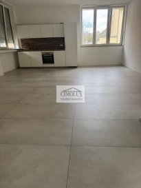 Situé en plein coeur d'Esch-sur-Alzette, à proximité immédiate de toutes les commodités (écoles, hôpital, commerces) et à seulement 5 minutes à pied de la gare, cet appartement lumineux de ±60m² vous séduira par ses espaces ouverts et son style contemporain.

L'appartement au Rdch se compose de :

1 hall d'entrée accueillant

1 grande chambre à coucher séparée

1 spacieux salon avec salle à manger offrant de nombreuses possibilités d'aménagement (dont la possibilité de créer une deuxième chambre)

1 cuisine ouverte entièrement équipée avec électroménagers intégrés

1 salle de bain moderne avec douche à l'italienne

Grands carreaux au sol pour un style épuré et élégant

L'appartement est idéal pour un couple, une petite famille ou un(e) professionnel(le) souhaitant vivre en centre-ville tout en profitant d'un cadre calme et moderne.

Disponibilité : immédiate

Nous sommes disponibles pour les visites, le Samedi matin sur rdv.

Pour plus d'informations contactez l'agence on parle français, allemand, luxembourgeois, anglais, portugais et italien.

Pour l'obtention de votre crédit, nos contacts avec nos partenaires financiers vous permettront d'avoir les meilleures conditions.