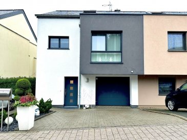 AXHOME IMMO vous propose cette belle maison jumelé récente (2015) avec 4 chambres à coucher de  /- 130m2 habitable (185m2 utile) situé dans un quartier résidentiel à SENNIGERBERG dans la commune de NIEDERANVEN.

Idéal pour une famille et situation très agréable avec une belle vue dégagée en exposition sud coté arrière.

Rez-de-chaussée :
- Garage fermé pour une voiture   deux emplacement extérieur
- Hall d'entré
- Salon living
- Cuisine équipée ouverte sur salon
- Accès terrasse et jardin
- Wc séparé

1er étage :
- Hall de nuit 
- WC séparé
- 3 chambre dans deux leur douche privative et WC

2 étage :
- Deuxième hall de nuit avec bureau et local rangement/chaufferie VMC
- 1 grandes chambre avec salle de douche et wc, ainsi qu'un espace télé

La maison dispose de fenêtres triple vitrage, volet électrique, d'un système d'alarme et de la ventilation mécanique controlé et de panneaux solaire.
 
Situé dans une cité et proche de toutes commodités.

Pour plus d'informations n'hésitez pas à nous contacter :
-par téléphone:  352 691911993
-par email: info@axhome.lu

Nous restons également à votre entière disposition dans le cas où vous désirez vendre ou louer votre bien. Nous prenons en charge toutes les démarches administratives liées au bien immobilier.

Nous sommes également à votre disposition pour des estimations gratuites.


AXHOME IMMO offers you this beautiful recent semi-detached house (2015) with 4 bedrooms of  /- 130m2 living space (185m2 useful) located in a residential area in SENNIGERBERG in the town of NIEDERANVEN.

Ideal for a family and very pleasant location with a beautiful open view in southern exposure on the back side.

Ground floor :
- Closed garage for one car   two outdoor parking spaces
- Entrance hall
- Living room
- Equipped kitchen open to living room
- Access to terrace and garden
- Separate toilet

1st floor :
- Night hall
- separate WC
- 3 bedrooms in two with their private shower and WC

2 floor:
- Second night hall with office and VMC storage/boiler room
- 1 large bedroom with shower room and wc, as well as a TV area

The house has triple glazed windows, electric shutters, an alarm system and controlled mechanical ventilation and solar panels.
 
Located in a city and close to all amenities.

For more information, please feel free to contact us :
-by phone:  352 691911993
-by email: info@axhome.lu

We also remain at your entire disposal should you wish to sell or rent your property. We take care of all the administrative procedures related to the property.

We are also at your disposal for free estimates.