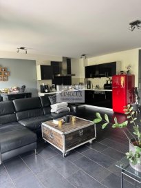 ???? Appartement 2 chambres à coucher ? CIMOLUX

**CIMOLUX** a le plaisir de vous présenter ce bel appartement situé au **premier étage** d'une résidence bien entretenue, offrant un cadre de vie agréable et fonctionnel.

L'appartement se compose d'un **hall d'entrée** donnant accès à un espace de vie chaleureux et convivial, comprenant un **salon et une salle à manger**. La **cuisine équipée**, moderne et fonctionnelle, bénéficie d'un accès direct au **balcon**, idéal pour profiter d'un moment de détente en extérieur.

L'espace nuit se compose de **deux grandes chambres à coucher**, offrant de belles superficies et un aménagement confortable. Une **salle de bain avec baignoire** ainsi qu'un **WC séparé** viennent compléter ce bien.

Pour votre confort, l'appartement dispose également d'une **cave privative** ainsi que d'un **emplacement de parking**, offrant ainsi des espaces de rangement et de stationnement supplémentaires.

? **Les atouts du bien :**

* Appartement situé au **1er étage**
* **2 grandes chambres à coucher**
* Salon et salle à manger lumineux et conviviaux
* Cuisine équipée avec accès au balcon
* Balcon
* Salle de bain avec baignoire
* WC séparé
* Cave privative
* Emplacement de parking

Un appartement idéal pour un couple, une petite famille ou pour un investissement, offrant un bel équilibre entre confort, fonctionnalité et praticité.

**Pour l'obtention de votre crédit, notre relation avec nos partenaires financiers vous permettront d'avoir les meilleurs conditions.**

**N'hésitez pas à contacter CIMOLUX.** Notre équipe se tient à votre disposition pour vous accompagner dans votre projet immobilier.
