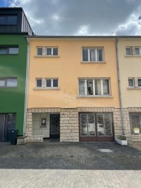 REAL G IMMO vous présente une maison d\'habitation de +/- 120 m² érigée sur un terrain de 2,07 ares. Celle-ci se situe dans la commune de Walferdange à Helmsange dans une rue calme.<br><br>Elle se compose comme suit :<br><br>Au rez-de-chaussée :<br><br>-	Un hall d\'entrée,<br>-	Un garage, 2 emplacements devant le garage,<br>-	Une cave, chaufferie,<br>-	Une buanderie avec accès vers le jardin.<br><br>Au 1er étage :<br>-	Un living, <br>-	Cuisine, <br>-	Wc séparé.<br><br>Au 2ième étage :<br>-	Trois chambres à coucher,<br>-	Salle de bain.<br><br>Combles :<br>-	Grenier non aménagé.<br><br>Nous vous proposons également de l\'acquérir clé en mains (rénovation complète de la maison avec construction d\'une extension à l\'arrière de la maison sur le RDCH et le 1er étage avec une terrasse à l\'arrière).<br><br>Après réalisation des travaux d\'extension la maison disposera d\'une surface brute de 345 m².<br><br>Le prix pour les travaux de rénovation complète clés en mains pour un passeport énergétique B est de 483.000.-€ HTVA. (Plan et détails des rénovations sur demande !)<br><br>REAL G IMMO vous accompagne dans toutes vos démarches administratives et financières. Nous réalisons également une ESTIMATION GRATUITE de votre bien.<br><br>Pour plus de renseignements ou une visite des lieux (également possibles le samedi sur rdv), veuillez nous contacter au 28.66.39.1.<br><br>Les prix s\'entendent frais d\'agence de 3 % TVA 16 % inclus. <br>