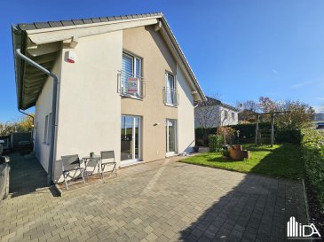 L'Immobilière de l'Attert vous propose en vente cette belle maison individuelle située dans le village de Heispelt, commune de Groussbus-Wal.

La maison d'une surface habitable de +/- 140 m² construite sur un terrain de 4,25 ares se compose de:

Rdch:
- beau hall d'entrée
- wc séparé
- accès vers une buanderie, débarras, stockage / cave
- spacieux séjour / salle à manger avec coin cuisine équipée, sortie sur belle terrasse / jardin.

1er étage:
- 2 belles chambres à coucher
- chambre parentale avec annexe pour dressing, hobby...
- grande salle de bain avec douche italienne, lavabo, wc
- 1 bureau
- local technique.

Petit grenier pour stockage.

Extérieur: 
- plusieurs emplacements de parking
- spacieuse terrasse
- jardin.

Pour plus d'informations ou pour visiter cette propriété, contactez-nous au +352 23 62 90 20 ou sur immo@immoaida.lu

Consultez nos biens sur www.immoaida.lu