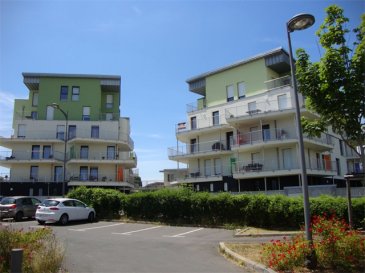 A LONGWY-HAUT - A LOUER.

A PROXIMITE IMMEDIATE DE LA PLACE DARCHE, DANS UNE RESIDENCE RECENTE AVEC ASCENSEUR, VENEZ DECOUVRIR CE BEL APPARTEMENT DE TYPE F3 SITUE AU 1E RETAGE, D'UNE SUPERFICIE D'ENVIRON 70M².

Disponibilité : à partir du 1er Aril 2026.

LOYER 1150€.
CHARGES MENSUELLES 50€.
COMPRENANT: l'électricité et le nettoyage des parties communes, la maintenance annuelle de l'ascenseur et des VMC, l'entretien et la maintenance de la porte motorisée d'accès aux garages.
DEPOT DE GARANTIE 1150.
FRAIS D'AGENCE 1200€.

Description du bien:

L'appartement se compose de :

*Une entrée avec dégagement.

*une chaufferie / buanderie.

*une cuisine équipée ouverte sur un séjour lumineux avec accès à une terrasse d'environ 30m².

* deux chambres avec accès à la terrasse.

* Une salle de bain.

* un cabinet de toilette indépendant.

* Un garage en sous-sol avec une porte motorisée complète ce bien.

Prestation :

* Chauffage électrique par la sol.

* Double vitrage PVC.

* avec des volets électriques.

*Accès au garage par ascenseur.

*Appartement idéalement situé, proche du centre-ville et à proximité immédiate des frontères Luxembourgeoise et Belge.

SITUATION:
Appartement proche du centre Ville et de la frontière Luxembourgeoise et Belge.