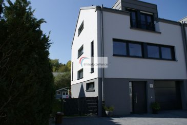 SOUS COMPROMIS !! IMMO EXCELLENCE vous propose en exclusivité une jolie et moderne maison jumelée sur un terrain de 4.81 ares, d\'une surface habitable d\'environ 161 m2 ainsi que d\'une surface utile d\'environ 243 m2.<br><br>La maison se compose comme suit : Au rez-de-chaussée vous trouvez : Un hall d\'entrée ( 9.74 m2 ), un double séjour ( 28.84 m2 ), une belle et moderne cuisine équipée avec comptoir ( 8.63 m2 ),  un W.C. séparé ( 1.98 m2 ), un débarras ( 2.52 m2 ), un garage ( 21 m2 ), ainsi qu\'un deuxième hall ( 2.77 m2 ). Au 1er étage vous trouvez : Un hall ( 3.18 m2 ), une chambre-à-coucher ( 9.84 m2 ), une deuxième chambre-à-coucher ( 15.39 m2 ), une troisième chambre-à-coucher ( 17.32 ) avec accès sur une terrasse ( 14.55 m2 ), ainsi qu\'une salle-de-bains avec douche ( 10.53 m2 ). Au 2ème étage vous trouvez : Un hall ( 3.03 m2 ), une spacieuse chambre-à-coucher ( 29.80 m2 ), une salle-de-bains avec douche ( 7.54 m2 ), ainsi qu\'une buanderie ( 9 m2 ).<br><br>A l\'extérieur vous trouvez trois emplacements pour voitures, une grande terrasse ( 37.60 m2 ), un abris de jardin ainsi qu\'un jardin entièrement aménagé, la maison dispose également d\'une grande marquise.<br><br>A voir absolument.<br><br>La maison se situe dans un endroit calme et à proximité de toutes commodités.<br><br>Echternach est une ville du Luxembourg d\'environ 5 300 habitants et le chef-lieu de son canton, le long de la vallée de la Sûre marquant la frontière avec la Rhénanie-Palatinat allemande. <br><br>Elle est surtout connue pour son abbaye et sa procession dansante de Pentecôte. <br><br>Echternach se situe à 30 minutes du centre ville de Luxembourg.<br><br><br>