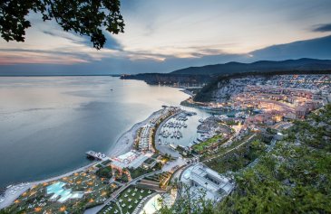 PORTO PICCOLO Sistiana.

Situé dans le Golf de Trieste ( 15mn de l’aéroport de Trieste, 130 km de Venise), ce projet 5 étoiles, respectueux de l’environnement  vous propose une expérience de luxe et de services exclusifs.
Conciergerie 24/24, Spa, boutique, restaurant, beach club complètent ce projet unique.
Immostep Sàrl est en charge pour le Grand-Duché du Luxembourg de la commercialisation des biens résidentiels. Cela va du studio, en passant par des appartements une chambre, deux chambres, trois chambre, penthouse avec vue imprenable sur le belvédère et la mer Adriatique.
Tous les biens vendus sont meublés et en classe énergétique A-A.

Pour tout renseignement supplémentaires veuillez nous contacter, info@immostep.lu