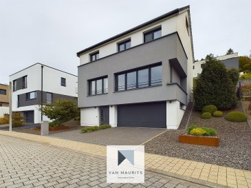 Située sur les collines de Steinsel (13, rue des Pommiers), au calme et bénéficiant d'une vue panoramique, cette maison construite en 2014 disposant d'une classe énergétique *B-B* et d'une surface totale de ± 260 m² dont ± 220 habitables m² se compose comme suit :

Au rez-de-chaussée, le hall d'entrée de ± 10 m² avec dressing sur mesure dessert un double garage (côte-à-côte) de ± 33 m², une buanderie/chaufferie de ± 14 m² et une grande cave/espace hobby de ± 27 m².

Le rez-de-jardin offre une surface de vie avec un séjour et une salle à manger de ± 46 m² ainsi qu'une cuisine de ± 24 m², séparée par une porte à galandage. Cette partie de la maison s'ouvre sur une belle terrasse de ± 26 m² avec sa pergola bioclimatique et avec une vue sur le jardin. Un wc séparé complète ce niveau.

Le 1er étage se compose de trois chambres : de ± 16, 17 et 18 m² ; d'une salle de bain de ± 9 m² (baignoire, lavabo, wc et fenêtre) et d'une salle de douche de ± 8 m² (douche italienne, wc, lavabo, fenêtre). 

Le dernier étage accueille un vaste espace ouvert de ± 43 m² (de ± 77 m² au sol) facilement transformable en deux chambres, selon les besoins. 

Détails complémentaires :

Maison récente de 2014 ;
Classe énergétique B-B ;
Etat impeccable ; 
Situation calme à deux pas des services et commerces de Steinsel ;
Nichée sur une colline ;
Finitions soignées : parquet massif au salon, cuisine Poliform (...) ;
Libre de 4 côtés ;
Vue panoramique ;
Ecole et crèche à 5 min. ;
Agréables promenades dans les environs, forêt à 200 m ;
Pistes cyclables à proximité ;
Communication très facile avec le centre-ville (train et plusieurs bus à 3 min. à pied) ;
Centre aquatique Pidal à 15 min. à pied.

Agent responsable : Katia Gravière au 661 33 29 82 ou katia@vanmaurits.lu