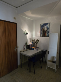 Disponible le 01/08/2025!!
Luxembourg Centre ville, 21 boulevard Grande-Duchesse Charlotte, très grande et très belle chambre meublée, avec son living privé, dans appart. de 120 m2 en colocation (cuisine, 2 WC dont 1 séparé et sdb partagées), 14 m2, lit 140 cm, literie, bureau avec chaises, nombreuses armoires encastrées, tables,chaises.
Nouvelle cuisine équipée avec lave-vaisselle, lave-linge et sèche-linge. Tout l'équipement de la cuisine est à disposition. Femme de ménage incluse 1x/semaine dans les charges pour les parties communes.
Pour personne disposant d'un CDD ou d'un CDI, durée min. 2 mois, pas d'animaux, pas de fumeur, pas de couple. Arrêt de bus 