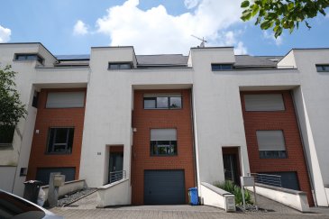 Luxembourg MERL, Am Bongert, maison mitoyenne de 2005, de 240 m2 habitable sur 2a75ca de terrain, dans un quartier très calme et comprenant : entrée, WC séparé, grand living avec sortie terrasse de 14 m2 et jardin, mi-étage : salle de douche avec WC, premier étage : une salle de bains avec WC et baignoire, trois chambres à coucher avec parquet au sol, mi-étage : une salle de douche avec WC, dernier étage : grande chambre à coucher avec parquet au sol, terrasse de 10 m2, une chambre à coucher avec parquet, grand grenier. Sous-sol : garage fermé pour deux voitures, cave, buanderie, chaufferie (chaudière au gaz de 2024). Coffre-fort, alarme, entièrement repeinte à neuf. 
Disponible le 1er octobre 2025. Contrat de bail de trois ans au minimum. 
Frais d'agence : un mois de loyer + TVA, 50% à charge du locataire, 50% à charge du bailleur. Contacts et visites : Rosalba Maitre, téléphone : 691 550 189, email : rosalba@parkagence.lu & Arianna GHITTINO, téléphone : 691 205 573, email : arianna@parkagence.lu