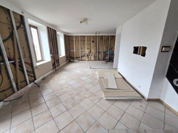 Briey,

Proche de coeur de la ville et du plan d'eau (5min à pied),
Bénéficiant d'une vue dégagée

Lumineux F4 avec entrée individuelle d'environ 85m² en duplex inversé  offrant :

En rez de chaussée :

Hall d'entrée , 2 chambres, salle d'eau avec wc , buanderie/ chaufferie 

Au niveau inférieur :

Une vaste et très lumineuse pièce de vie d'environ 45m²bénéficiant d'une vue imprenable sur la ville , balcon, wc.


L'appartement est à finir de rénover.
Système électrique et isolation ok, système de chauffage central au gaz prêt à être appareillé, DV bois.

Copropriété gérée bénévolement sans charge, toiture de la copro entièrement réhabilitée en 2025.

Mr Antonoff 06-52-83-85-07