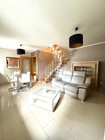 REAL G IMMO, vous présente ce Duplex situé au 3áµ‰ étage d’une résidence bien entretenue construite en 1999, ce duplex se trouve en plein cœur d’Esch-sur-Alzette, à proximité directe des commerces, transports et autres commodités.

Ce bien se compose de deux niveaux :

- Rez-de-chaussée :

Espace de vie lumineux
Cuisine équipée ouverte
WC séparé

- À l’étage :
Chambre à coucher avec armoire encastré
Salle de bain
Espace ouvert pouvant servir de bureau ou coin détente

- Sous sol :
Cave privative
Buanderie commune

L’appartement est loué meublé!!

IMPORTANT:
- contrats de travail en CDI exigés
- caution de 2 mois de loyer
- frais d'agence 1 mois de loyer + tva (50% à charge du bailleur et 50% à charge du locataire ).

Un logement fonctionnel, avec une bonne séparation des espaces jour et nuit, parfait pour un couple ou une personne seule recherchant un cadre de vie central et pratique.

Nous restons à votre disposition pour tout renseignement complémentaire ou visite des lieux au 28 66 39 1.

 ---------- 
REAL G IMMO, presents this Duplex located on the 3áµ‰ floor of a well-maintained residence built in 1999, this duplex is located in the heart of Esch-sur-Alzette, in direct proximity to shops, transport and other amenities.

This property comprises two levels:

- First floor:

Bright living area
Open-plan fitted kitchen
Separate WC

- First floor :
Bedroom with built-in wardrobe
Bathroom
Open-plan office or relaxation area

- Basement :
Private cellar
Shared laundry room

The apartment is rented furnished!

IMPORTANT:
- permanent employment contracts required
- security deposit of 2 months' rent
- agency fees 1 month's rent + vat (50% payable by lessor and 50% payable by tenant).

A functional home, with a good separation of day and night areas, perfect for a couple or a single person looking for a central and practical living environment.

For further information or to visit the property, please call 28 66 39 1.