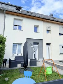 Belle maison entièrement rénovée récemment, disposant d'une surface totale de +/- 165 m² dont +/- 120 m² habitables sur 1.54 ares de terrain privatif, comprenant :

- Hall d'accueil.
- Salon et salle à manger.
- Cuisine équipée indépendante.
- Salle de bains.
- WC séparé.
- 3 chambres à coucher.
- Dressing.
- Au sous-sol : cave, chaufferie et buanderie, salle de douche + WC.
- 2 Terrasses et jardin clos.
- 2 parkings extérieurs sur la propriété et possibilité de louer un garage fermé à 50 m pour un loyer mensuel de 90€. 

Située dans une rue exclusivement résidentielle très tranquille.