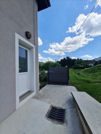 En entrée individuelle, cet appartement meublé se compose : d'une entrée, d'une cuisine équipée, d'un WC, d'une salle d'eau, d'un salon et d'une chambre
Espaces verts, terrasse, box de rangement et place de parking.
Environnement calme.
Chauffage au bois (cuisinière et poêle) et électrique.