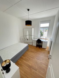 À Louer : Chambre Étudiante dans une Maison Résidence Universitaire - Université Lunex

Découvrez cette chambre idéalement située à proximité de l'Université Lunex, à seulement 10 minutes du centre commercial Opkorn. Cet emplacement privilégié vous permet de bénéficier d'un accès facile aux transports et de profiter de toutes les commodités nécessaires pour un quotidien pratique et agréable.

Nous proposons à la location une chambre entièrement meublée, conçue spécifiquement pour les étudiants. L'espace est aménagé avec soin afin d'offrir un environnement propice à l'étude et à la détente. La chambre comprend un lit confortable, des tables de chevet, une armoire spacieuse et un bureau pour vos sessions de travail. L'atmosphère calme permet de se concentrer facilement sur vos études, garantissant ainsi un cadre de vie serein et studieux.

La maison dispose d'une cuisine entièrement équipée, comprenant tout l'électroménager ainsi que tous les ustensiles nécessaires pour préparer vos repas dans les meilleures conditions. Vous pourrez également profiter d'une salle à manger conviviale pour partager de bons moments avec vos camarades. De plus, plusieurs salles de douche sont à votre disposition, offrant ainsi un confort optimal à tous les résidents.

Que vous soyez en quête d'un espace de vie confortable ou d'un cadre stimulant pour vos études, cette chambre répondra parfaitement à toutes vos attentes.

Votre nouvelle vie étudiante vous attend !

Pour toutes questions ou demandes d'informations, n'hésitez pas à nous contacter, nous serons toujours à votre service.

Agence ELSA'HOME à votre écoute pour la concrétisation de vos projets en toute confiance.

---------------------------------------------------------------

For Rent: Student Room in a University Residence House - Lunex University

Discover this room ideally located near Lunex University, just 10 minutes from the Opkorn shopping centre. This privileged location gives you easy access to transport and all the amenities you need for a practical and pleasant day-to-day life.

We offer a fully furnished room for rent, designed specifically for students. The space is carefully designed to provide an environment conducive to study and relaxation. The room includes a comfortable bed, bedside tables, a spacious wardrobe and a desk for your work sessions. The calm atmosphere makes it easy to concentrate on your studies, guaranteeing a serene and studious environment.

The house has a fully equipped kitchen, with all the appliances and utensils you need to prepare your meals in the best possible conditions. There is also a convivial dining room where you can share good times with your fellow students. What's more, there are several shower rooms at your disposal, providing optimum comfort for all residents.

Whether you're looking for a comfortable living space or a stimulating environment for your studies, this room will meet all your expectations. Don't hesitate to contact us for more information or to arrange a viewing. Your new student life awaits you!

If you have any questions or requests for information, please do not hesitate to contact us. We will always be at your service.

Agence ELSA'HOME is here to help you realise your plans in complete confidence.