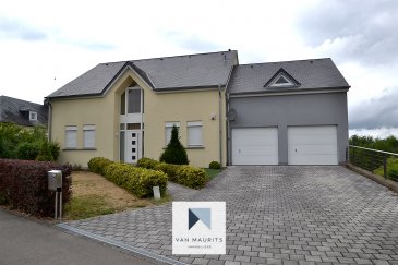 Cette magnifique maison construite en 2004 offre une superficie habitable de ± 305 m² pour une superficie totale de ± 420 m², située sur un terrain de 19,85 ares dans un environnement calme et verdoyant.

Le niveau principal s'ouvre sur un hall d'entrée accueillant de ± 12 m², complété par un vestiaire avec placards intégrés, un WC séparé et une buanderie. Vous trouverez également une cuisine entièrement équipée de ± 14 m² et un spacieux salon de ± 48 m² baigné de lumière grâce à ses grandes fenêtres donnant accès à une agréable terrasse orientée à l'ouest de ± 25 m². Un garage fermé de ± 42 m² pouvant accueillir deux voitures complète ce niveau.

L'étage supérieur est dédié à l'espace nuit et comprend quatre chambres de ± 12, 24, 24 et 31 m². La suite principale bénéficie de son propre dressing ainsi qu'une salle de douche privée avec lavabo et WC. Une deuxième salle de bain équipée d'une douche, de deux lavabos et d'un WC dessert les autres chambres.

Le grenier, accessible par une trappe, offre un espace de rangement supplémentaire et abrite la chaudière à gaz à condensation.

Le sous-sol, entièrement aménagé avec un accès indépendant au jardin, constitue un véritable appartement. Il comprend deux chambres de ± 14 et 19 m², une cuisine équipée de ± 7 m², un salon de ± 33 m² avec accès direct à la terrasse et au jardin, une salle de douche avec WC, une cave de ± 13 m², une salle technique, ainsi qu'une deuxième buanderie. Un troisième garage de ± 42 m² complète ce niveau.

Caractéristiques et commodités :
- Terrain de 19,85 ares
- 6 chambres
- 3 garages
- Terrasse orientée à l'ouest
- Cuisine entièrement équipée
- Cadres en PVC avec double vitrage
- Volets électriques
- Porte de garage motorisée
- Internet haute vitesse
- Placards intégrés
- Chauffage au gaz
- Alarme
- Vue dégagée sur la forêt
- Jardin avec un étang clôturé
- Abri de jardin

Emplacement :
Située à Mensdorf, la propriété bénéficie d'un emplacement privilégié à proximité de l'autoroute A1 reliant rapidement Niederanven, Kirchberg et la ville de Luxembourg (environ 18 km). L'école primaire de Roodt-sur-Syre est à quelques minutes, tandis que la vue arrière est préservée par une réserve naturelle.

Conditions de location :
Loyer : 3 800 € / mois
Disponible à partir du 15 septembre 2026
Garantie locative : 2 mois de loyer
Frais d'agence : ½ mois de loyer + 17% TVA

Pour plus d'informations, contacter :

Hendrik van Rijckevorsel

+352 621564406

hendrik@vanmaurits.lu
