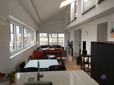 Très beau duplex-penthouse sis au 3ème et dernier étage dans résidence récente, de +/- 80 m2 avec ascenseur direct et comprenant: living avec cuisine équipée ouverte et feu ouvert donnant sur un balcon vers l\'avant et un balcon vers l\'arrière, 1 chambre à coucher, 1 salle de douche, 1 WC séparé, 1 très belle mezzanine lumineuse, cave, 1 emplacement-souterrain.<br><br>Revêtement du sol : très beau parquet et carrelage<br>Disponible 01.08.2021<br><br>Bonne situation dans quartier résidentiel agréable et calme, à proximité de tout commerce et à quelques minutes à pied du Centre-Ville.<br>Bonne connexion bus et accès rapide vers autoroute.
