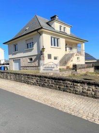 L\'agence CIMOLUX vous propose une maison libre des 4 côtés situé à Hollenfels avec une superficie de +/-120m2 et 5,50 ares de terrain dans une rue calme et proche des commodités et écoles.<br><br>La maison dispose:<br>Au rdch: un hall d\'entrée, une salon/salle à manger, une cuisine équipée séparée avec sortie sur le balcon, un WC séparé, une salle de bain et 2 chambres.<br>Au 1er étage: une chambre, et un grenier aménageable.<br>Au sous-sol: un grand garage, un WC séparé, une salle de bain, plusieurs caves, un sortie vers le jardin et une buanderie.<br>De plus la maison dispose d\'une emplacement extérieur.<br><br>Prix 920.000€ <br>(frais d\'agence compris 3% + Tva 17 % à la charge du vendeur)<br><br>Pour plus d\'informations n\'hésitez pas à nous contacter on parle français, allemand, luxembourgeois, anglais, portugais et italien.<br><br>Pour l\'obtention de votre crédit, notre relation avec nos partenaires financiers vous permettront d\'avoir les meilleures conditions.
