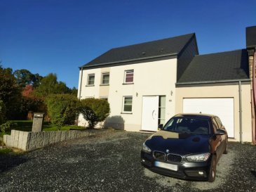 Jolie maison 3 façades à vendre à Grandvoir, petit village à la campagne idéalement situé à proximité des grands axes de Neufchâteau et de Libramont (5 min).

Le bien se trouve à proximité des écoles de Grandvoir et de Petitvoir et d'un arrêt de bus.

La maison, construite en 2012, est érigée sur un terrain de 6,77 ares et se compose comme suit :
Au rez-de-chaussée
- un hall d'entrée
- un salon + cuisine équipée
- un garage
- un WC indépendant avec petit évier
- une chambre
- une salle de douche

A l'étage
- une salle de bain (refaite il y a un mois) + WC
- un grenier
- deux chambres
- un bureau (ou petite chambre)

La maison dispose d'un adoucisseur d'eau (placé fin 2023) et d'une citerne à mazout de - de 3.000 litres.

Prix discutable.

Ce bien vous intéresse, envoyer un mail à adrien.guyot1004@gmail.com pour une visite ou tout renseignement complémentaire.